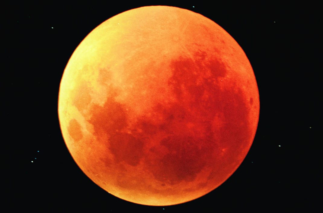 Bir ay. Лунное затмение 16 июля 2000. Планета оранжевого цвета. Оранжевая Луна.