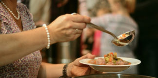 Switchpoint needs volunteers Switchpoint needs volunteers working in the food pantry, cashiering at the thrift store, and helping in the kitchen to provide meals for up to 80 residents.