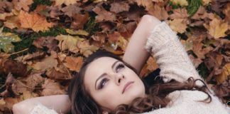 What causes autumn leaves to change color? Striking fall colors range from yellow, orange, hot pink, scarlet red, and even purple hues. Did you ever wonder what causes autumn leaves to change color?