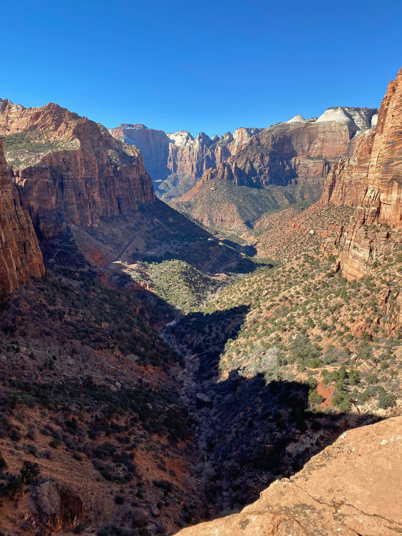 Discover why Canyon Overlook Trail continues to be one of Zion National Park’s most rewarding short hikes. This one-mile round-trip trail delivers stunning canyon views, sandstone cliffs, and a scenic overlook just minutes from the Zion-Mount Carmel Tunnel.