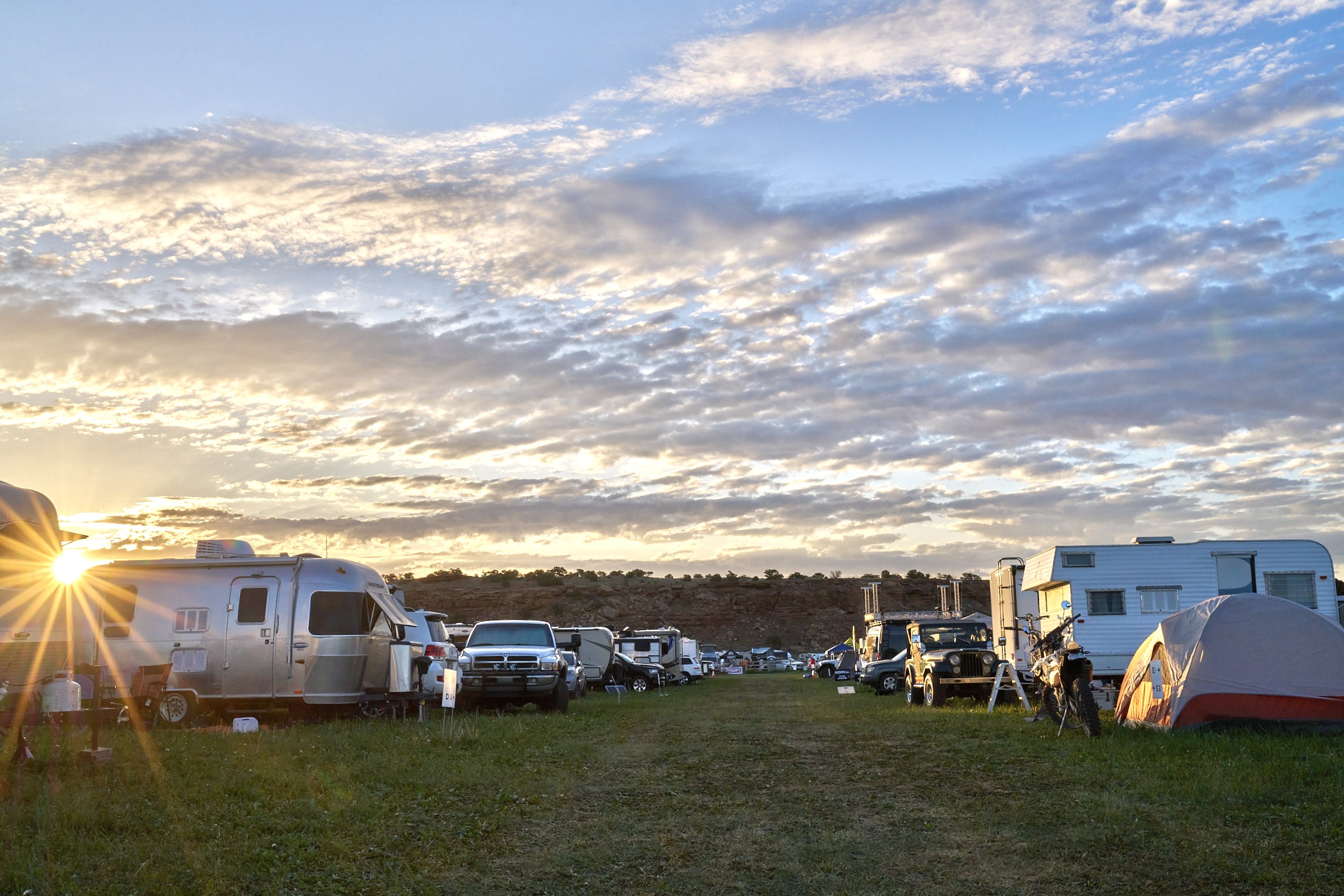 Fort Desolation Fest returns to Cougar Ridge Resort this September with three nights of Americana music, backcountry gravel rides, and premium red-rock camping.